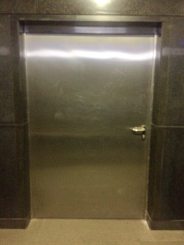 drzwi wyjścia z windy w metrze